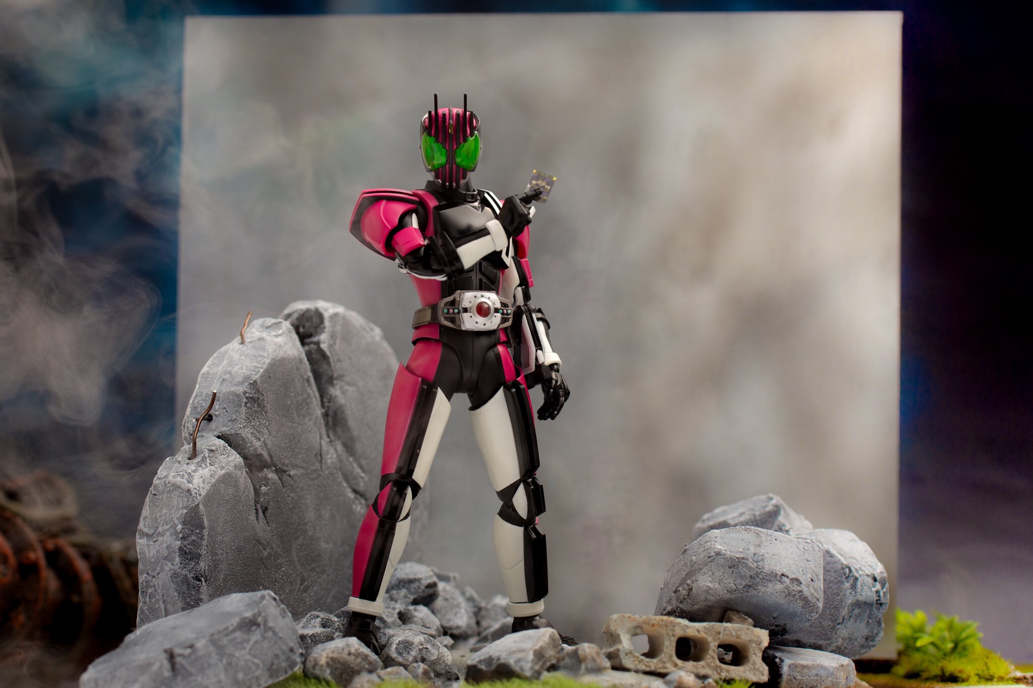Sion 仮面ライダーディケイド用のディスプレイジオラマを制作しました ベースは1 12フィギュアだったら何でも合うのですが オーロラカーテンっぽいエフェクトを付けることでディケイドっぽく ダイソーのa4の透明下敷きを塗装しただけのお手軽アイテム