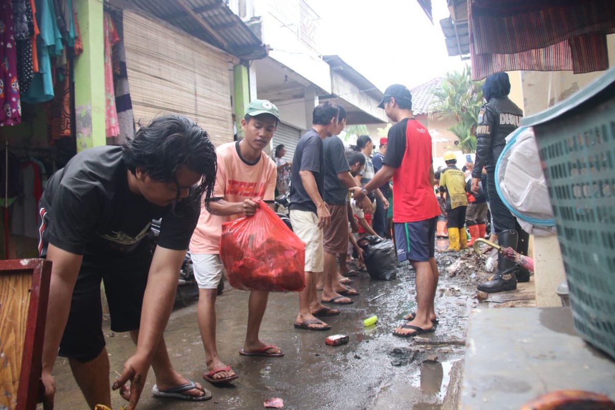 aniesbaswedan's tweet photo. Terima kasih pada semua yang telah pilih turun tangan, pilih mendatangi kampung dan komplek saudara sekota, pilih berkotor-kotor untuk membersihkan. 

https://t.co/sLgDRhSVF4

#KerjaBaktiJakarta https://t.co/k7kdJCHHcs
