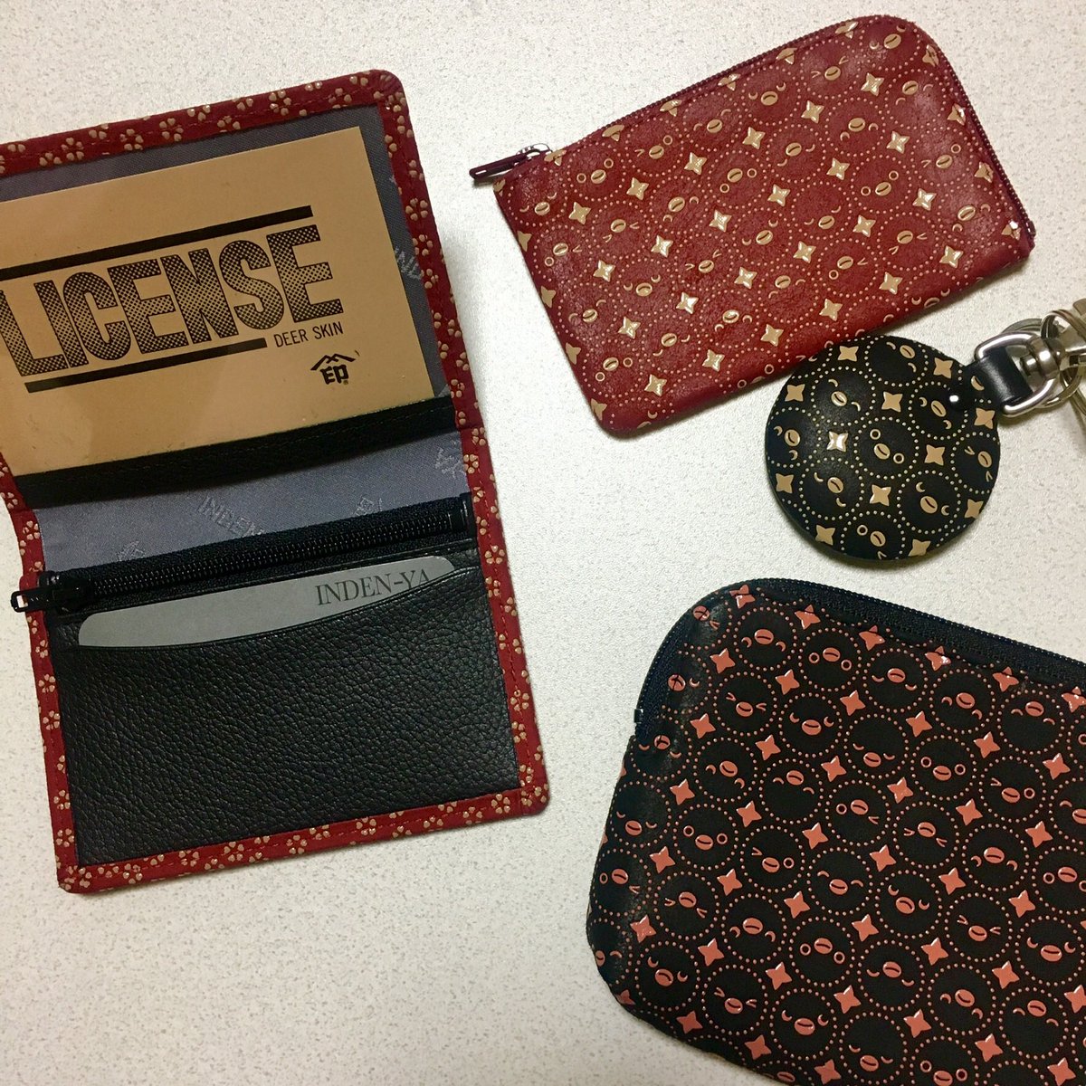 ひだまりの猫 今まで使ってたキャス キッドソンの免許証ケースがだいぶ汚れちゃったので 今日買った印伝のケースに交換 印伝ってシブい印象だけど Suicaのペンギン シリーズとかあって 結構かわいいのです 印伝