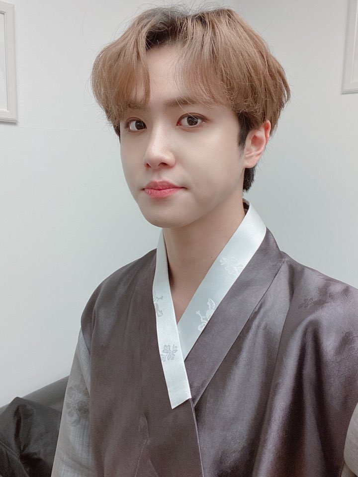 KDH_official's tweet photo. 뽀쨕뽀쨕 23살 황자님 동하닝😬👑
새해맞이 예쁘게 한복도 챙겨입고 나타난 동한이와 여전히 우당탕인 팬사인회에 함께해주셔서 감사드립니다👍 감기 조심하시고 2020년도 동한이와 행복하세요❤️🖤

#김동한 #KIMDONGHAN https://t.co/gUOOIk2uNh