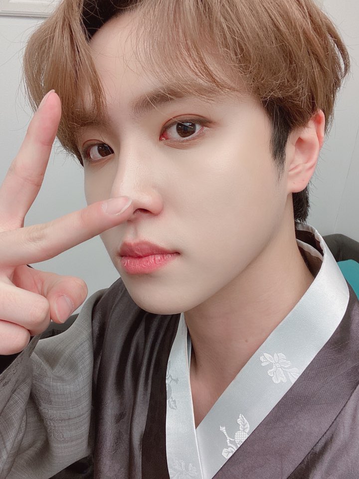 KDH_official's tweet photo. 뽀쨕뽀쨕 23살 황자님 동하닝😬👑
새해맞이 예쁘게 한복도 챙겨입고 나타난 동한이와 여전히 우당탕인 팬사인회에 함께해주셔서 감사드립니다👍 감기 조심하시고 2020년도 동한이와 행복하세요❤️🖤

#김동한 #KIMDONGHAN https://t.co/gUOOIk2uNh