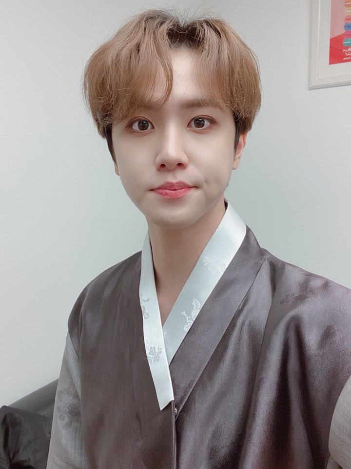 KDH_official's tweet photo. 뽀쨕뽀쨕 23살 황자님 동하닝😬👑
새해맞이 예쁘게 한복도 챙겨입고 나타난 동한이와 여전히 우당탕인 팬사인회에 함께해주셔서 감사드립니다👍 감기 조심하시고 2020년도 동한이와 행복하세요❤️🖤

#김동한 #KIMDONGHAN https://t.co/gUOOIk2uNh
