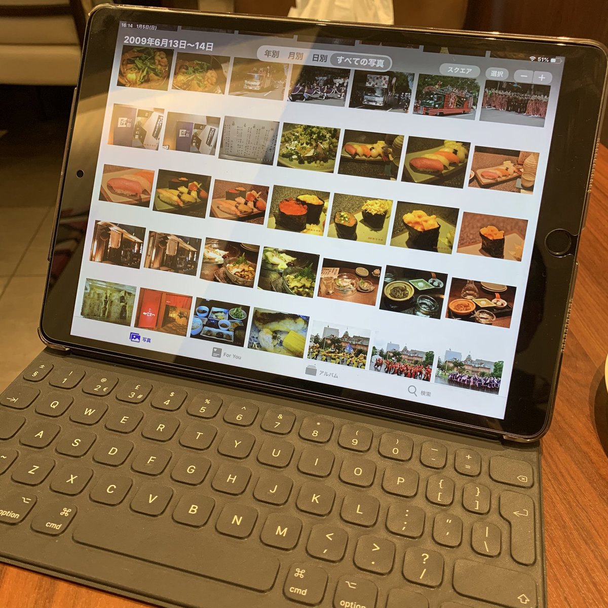 中山北路 1 2の Apple 初売りで Ipadair を買いました 高いけど 純正キーボードを取り付けて便利 Ipadmini 4を使っているが Ipad Air も薄くて それほど重さの差はない感じです ドトールのwifiでicloudから写真を同期完了 Apple信者 T Co