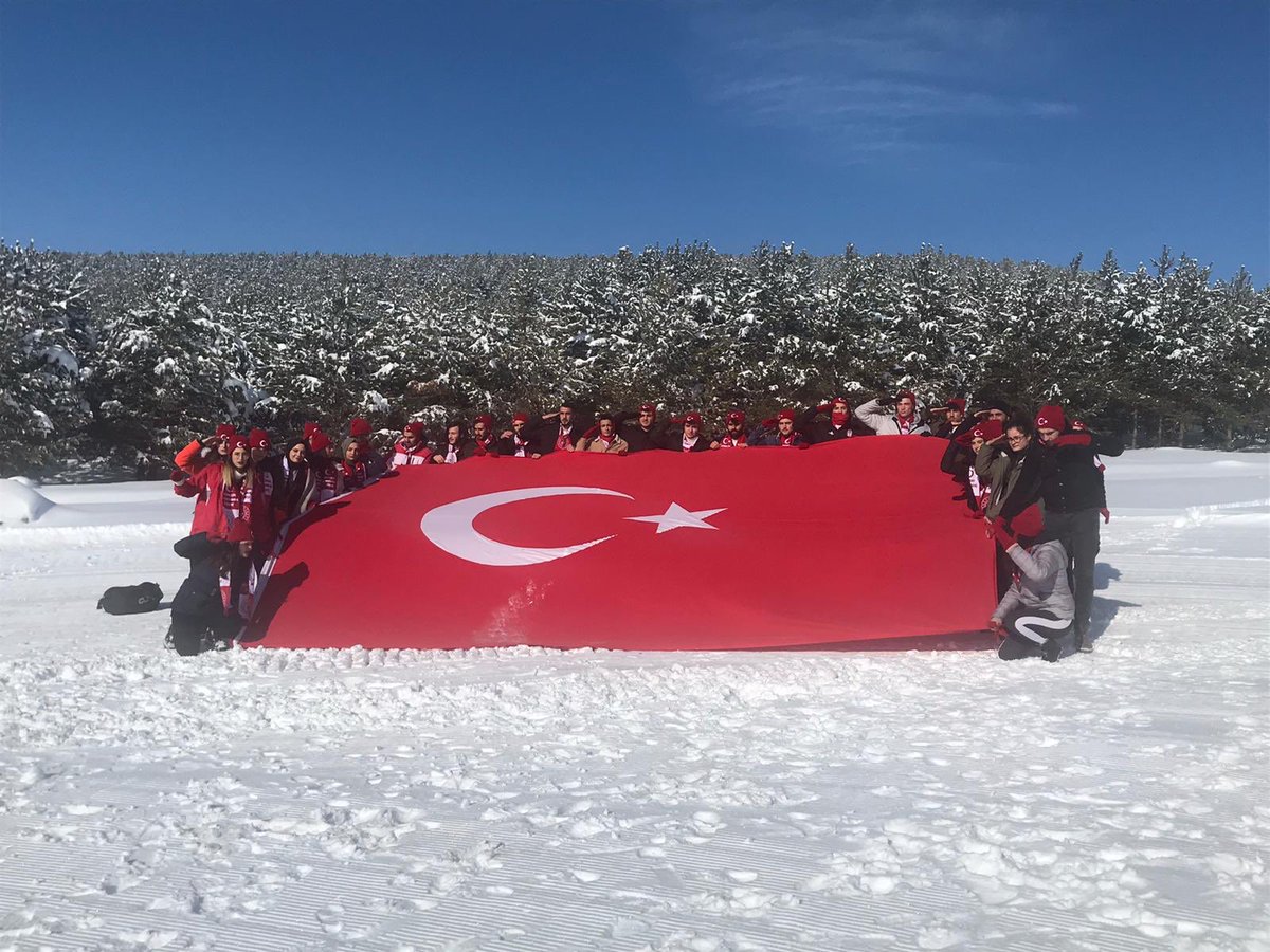ErzurumKYGM's tweet photo. 🇹🇷🇹🇷🇹🇷

Mehmet’im çarıksız Yemen’den geldi 
Şahâdet gürledi sonsuzu deldi 
Gök mavi yer beyaz kefeni aldı 
Ak yaşlar nar oldu Sarıkamış’ta

...

105. Yıl dönümünde @KYK_Erzurum  ‘lu #GenclikSuehedanınİzinde
#KYKDeğerKatar https://t.co/FnjWUWn7Bu