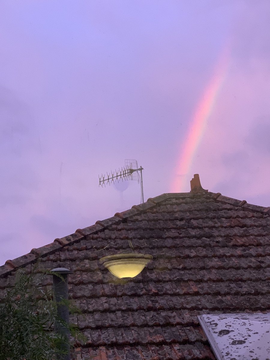 infinitereality's tweet photo. Ok wtf was this #AustraliaBurns #purplesky #Melbourne #melbourneweather #PrayForAustralia #thisbeautiful How can there be a rainbow with no rain and bushfires please someone explain #auspol #ClimateEmergency @nikkilipstick https://t.co/FDyXzFKXMt