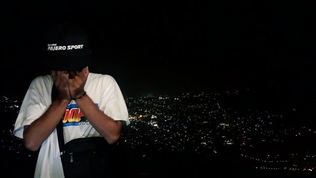 KMomogi's tweet photo. Sesukakamu Mau Bilang Apa Tentangku, Tugasku Hanya Mendengarkan Dan Memaafkan🙏 MARAH? Tidak. Marah Hanya Membuat Nilai Positifku Menurun Dihadapan Banyak Orang😂😋 https://t.co/YtpIkjS3em