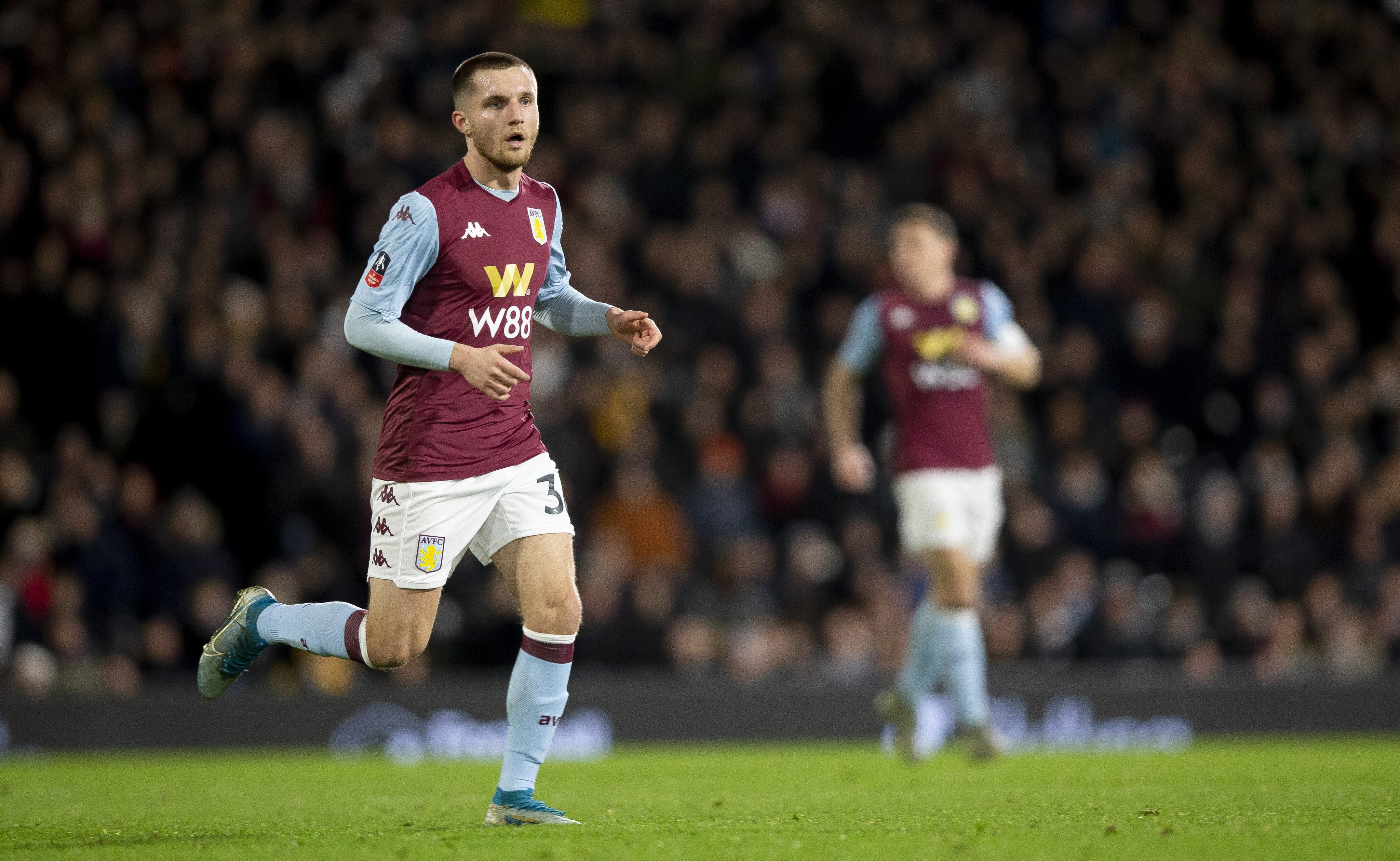 Indiana Vassilev em ação pelo Aston Villa antes de ingressar o Inter Miami