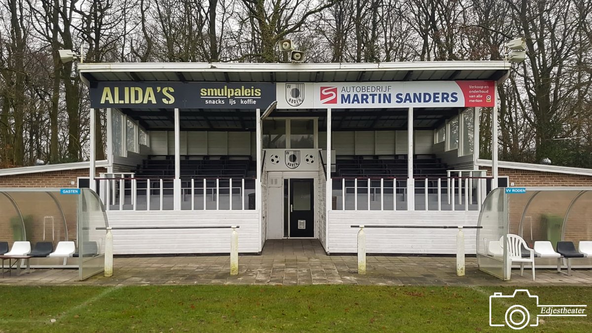 Edjestheater's tweet photo. Sportpark @vvRoden 

Die ingang, schitterend! Alsof je bij de paardenkoersen staat, of bij een gemiddelde non-leagueclub in Groot Brittannië.... Schittend is natuurlijk ook die houten tribune! https://t.co/RW986LqhzU