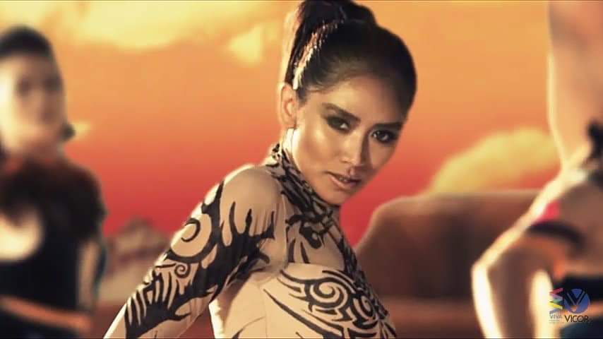MCHLDSJDML's tweet image. Sarah Geronimo&apos;s &quot;Tala&quot; was released January 2016.

4 years after, it reached the stars. IT. TOOK. FOUR. YEARS. TO. HIT. MAINSTREAM. Let that sink in.

LESSON. The day you plant the seed is not the day you eat the fruit. Be patient. Be humble.