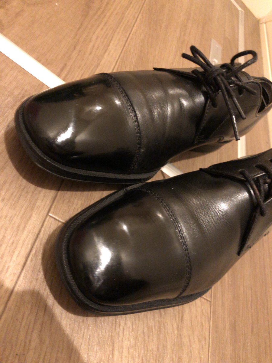 NadaYui's tweet photo. 革質なのかテクが無いのか…
もっとビカビカに光らせたいな
#クラークス　#靴磨き　#サフィール　#鏡面磨き https://t.co/yXdEKaZg4Q
