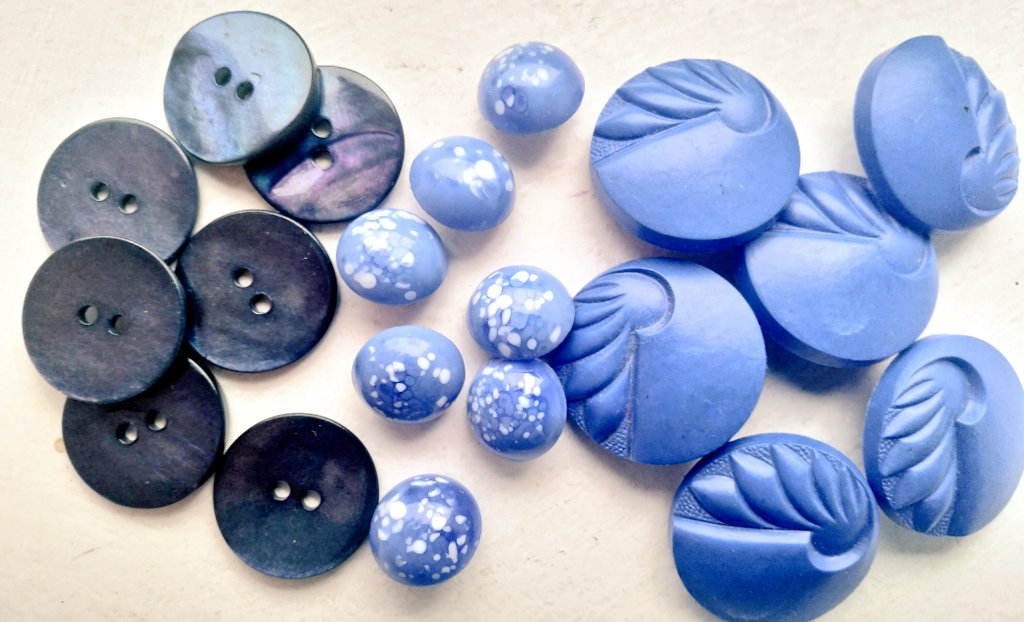 BantryYarns's tweet image. Blue buttons.

#vintagebuttons
#shellbuttons
#glassbuttons
#buttons