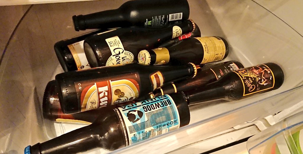 briceperrin's tweet image. Il est temps d&apos;en finir avec cette hypocrisie qui consiste à appeler &quot;bac à légumes&quot; le bac à bières des réfrigérateurs.