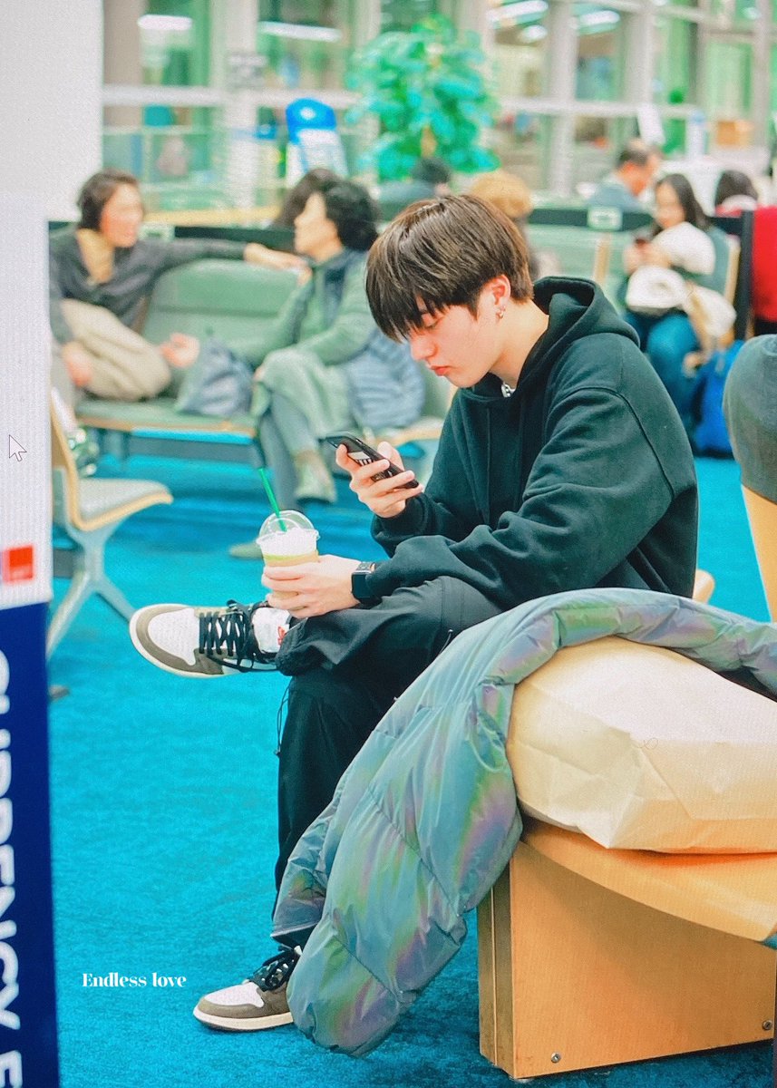 haruto__kr's tweet photo. 200105 
녹차 프라푸치노 인증샷 🍵📱📸
#HARUTO #하루토 #ハルト
#TREASURE #TREASURE13 https://t.co/n81A2XH6Du