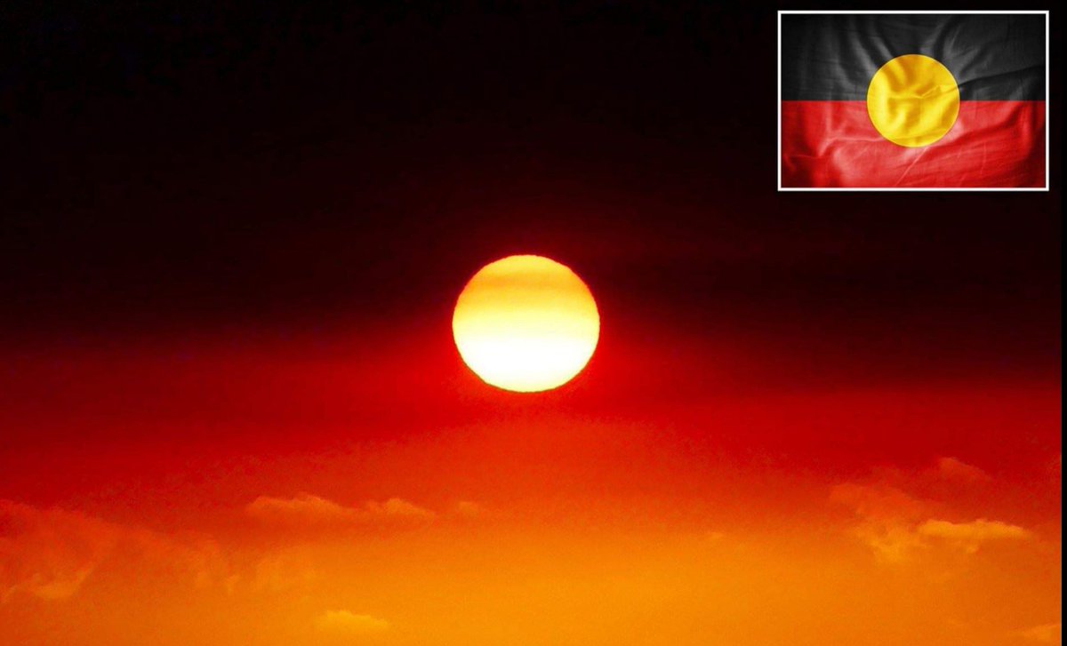 ChinatMonitor's tweet photo. Bushfire creates dark smoke on reddish sky, turning into an @AboriginFlag! https://t.co/LnhTk6uMX3