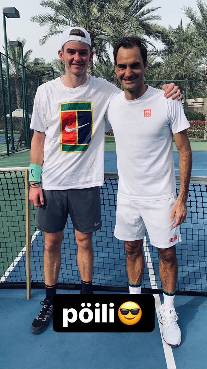 SteakWang's tweet photo. Look at Roger’s leg👀 that TAN! https://t.co/gXs9iy1kNf