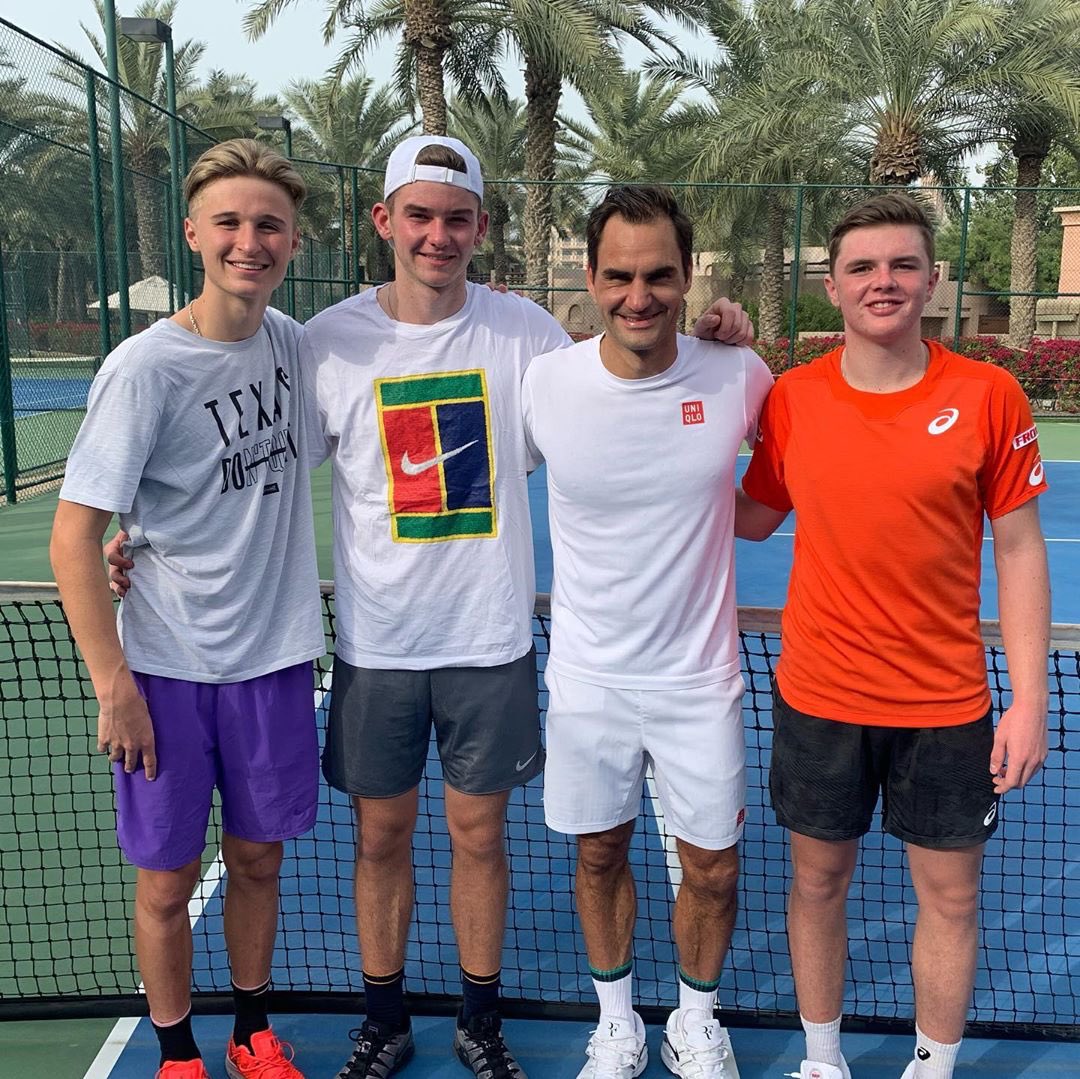 SteakWang's tweet photo. Look at Roger’s leg👀 that TAN! https://t.co/gXs9iy1kNf