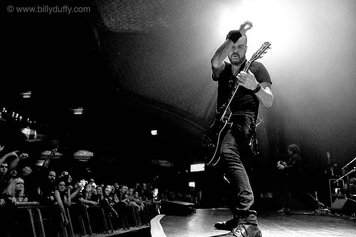 TheBillyDuffy's tweet photo. Live at + A SONIC TEMPLE +
#billyduffy #billyduffyofficial #thecult #asonictemple #live @gibsonguitar @CustomGibson #gibson #lespaul
Photo @mickpeek https://t.co/tNVG7LEZvL