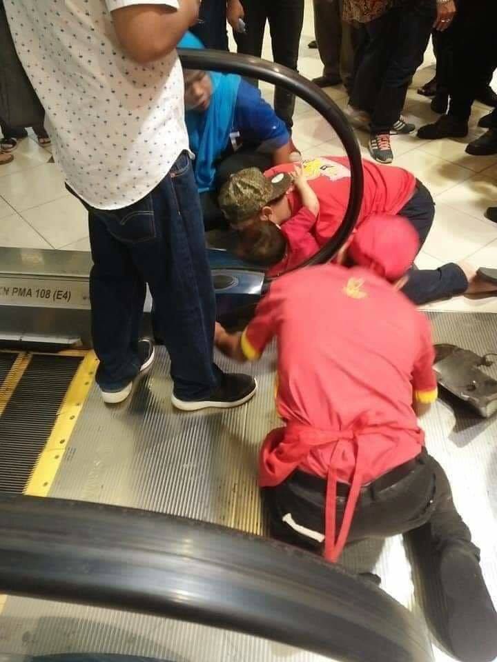 theShahklang's tweet photo. Semoga dipermudahkan 😭
Sumber awal memberitahu, tangan seorang kanak-kanak berusia lingkungan 2 tahun tersepit di celah eskalator di Kota Bharu Mall malam tadi..
05Jan2020
#Inforoadblock https://t.co/amTSX6gq9F