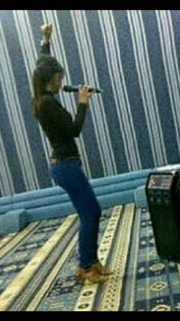 طبعي أتجنب عن 'غثا الناس واصد
لا شفت مالا ،،، يستحق اهتمامي

في ذمتي ،،، ماهو ب معجزني الرد 
بس اعتبر 'صمتي' جزء من كلامي