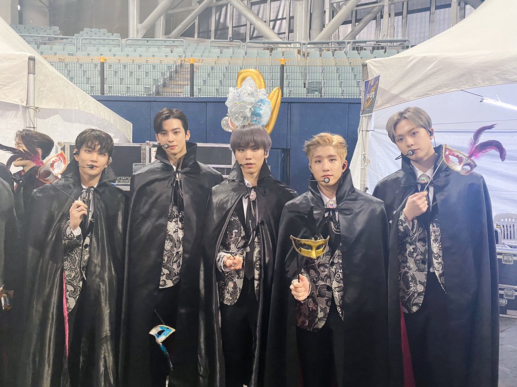 ASTRO_Staff's tweet photo. [#아스트로]
🏆200105 제 34회 골든디스크 시상식🏆

#아로하 덕분에 받게 된 #베스트퍼포먼스상 🏆❤️
새해부터 소중한 상 안겨줘서 고마워요💕
이번년도도 아스트로와 잊지 못할
추억 만들기로 약속해요💜

#ASTRO #AROHA
#아스트로_베스트퍼포먼스상_축하해 https://t.co/zSjHALLmSo