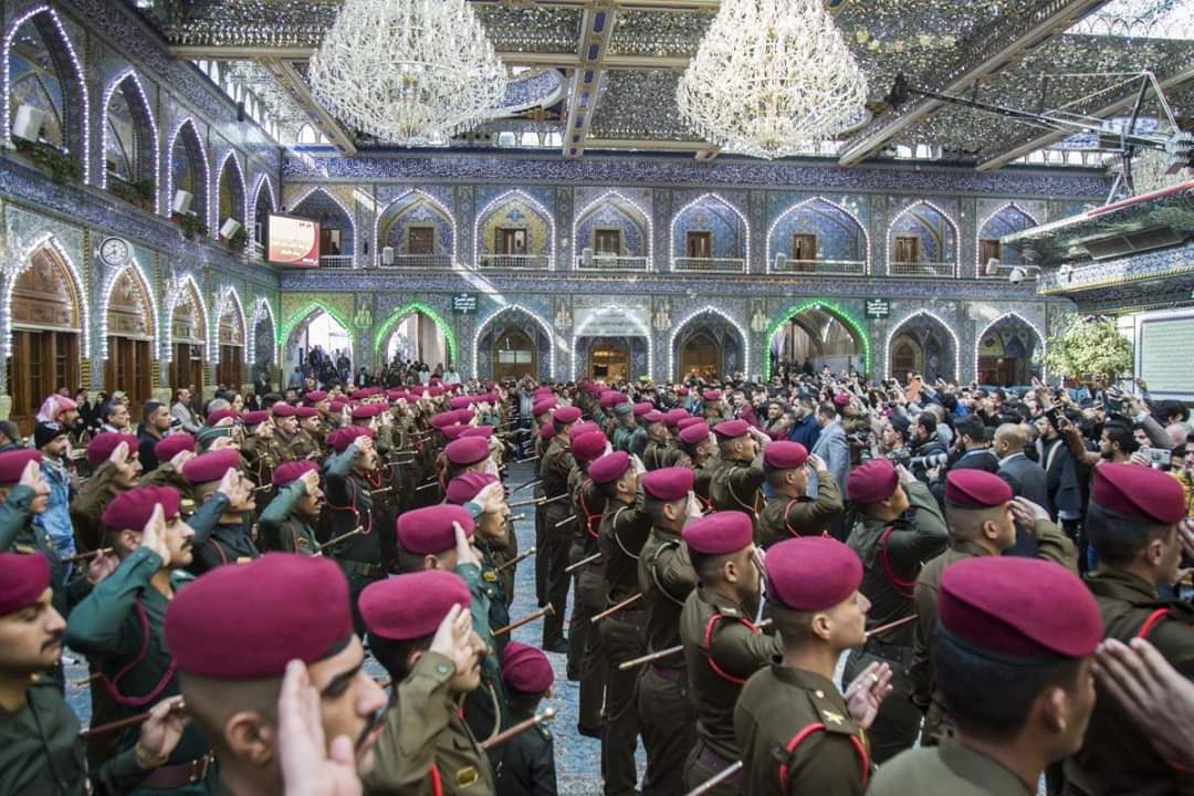 ⭕ كربلاء 
كوكبة ضباط جُدُد يؤدون يمين العهد والولاء لخدمة العراق من أمام مرقد
الامام العبّاس (ع).