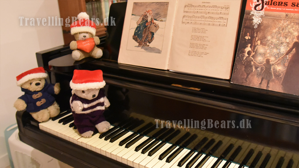 Roger jumping around the keys playing #JingleBear, #JingleBear, jingle all the way... #Travelling #Bears in #Holland travellingbears.dk/bears/holland.…