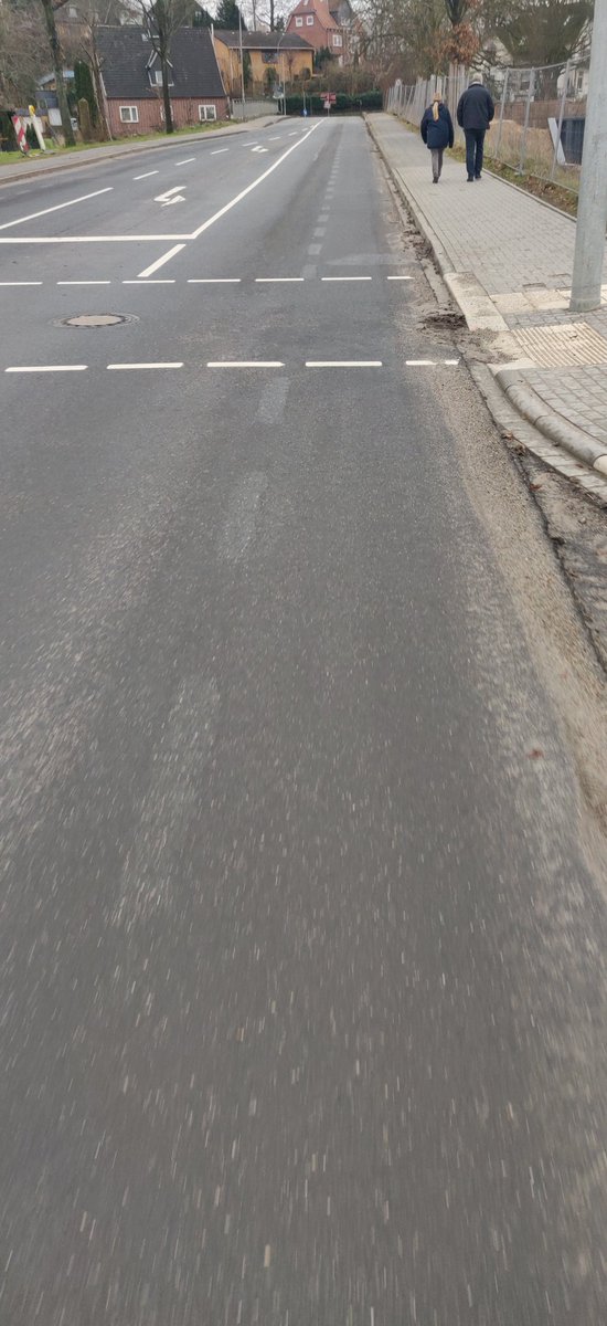 LeikKiel's tweet photo. Probleme mit der #Verkehrswende und/oder #Unfallschwerpunkt... kein Problem #Flintbek hat die! Lösung. Noch ein Schild auf den #Fußweg mit " #Radfahrer #absteigen " fertig.
#fahrrad #fahrradalltag #VisionZero #Umweltsau https://t.co/VMBzbJHU8p