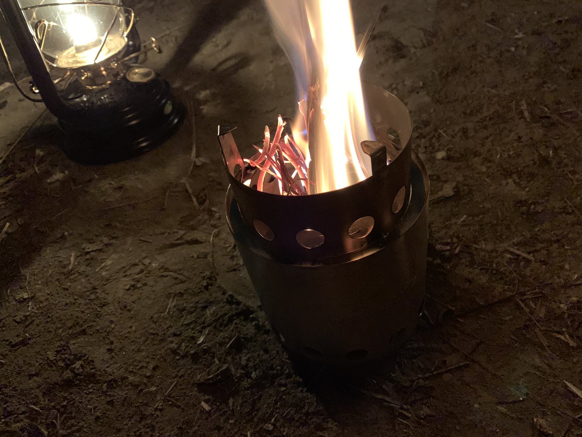 tabiko_takibi's tweet photo. Solo stoveの燃焼力すごい！あと小枝すぐ燃えちゃうから忙しい笑。ただ、火のパワーをめっちゃ感じるから、火を単純に楽しめる感じはする❣️よき✨ https://t.co/aQAA4v7s1o