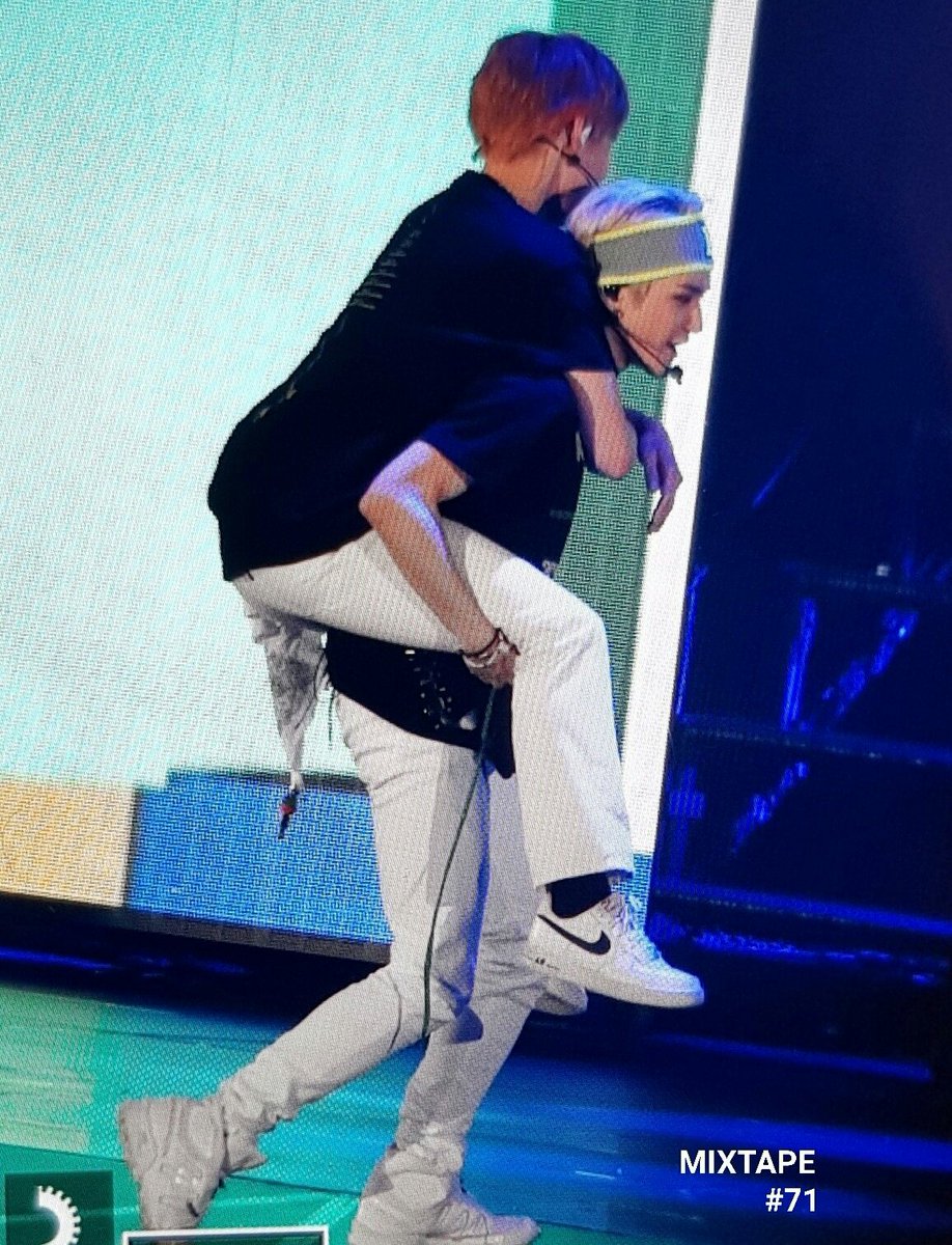 Lueve37's tweet photo. พวก95ไลน์กะคือทรีตโดยองเหมือนน้องเร้กอ่ะ แต่ละอย่างที่ทำให้น้อง น่ารักมาก😂 https://t.co/2M0M4C5Af8