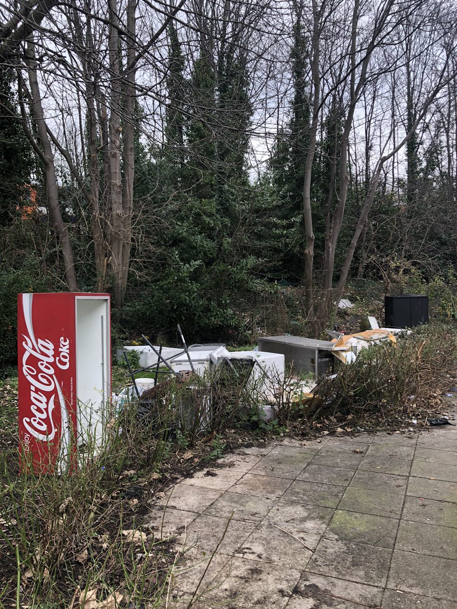 Tanjajsharp's tweet photo. Happy new year ?! #veola @VeoliaUK @haringeycouncil absolutely disgraceful rubbish pedestrian walkway at seven sisters Rd/ Pulford Rd N15 .... could 2020 be the year for a long term solution? https://t.co/BZ5C49IwE4
