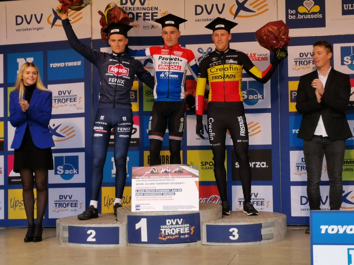 PS_CC_CT's tweet photo. 1️⃣ jaar gratis studeren voor @_ryankamp 🎓🤓 Ryan won bij de U23 in de @DVVtrofee Brussel 👏 #DVVBrussel https://t.co/huNKG8wtBA