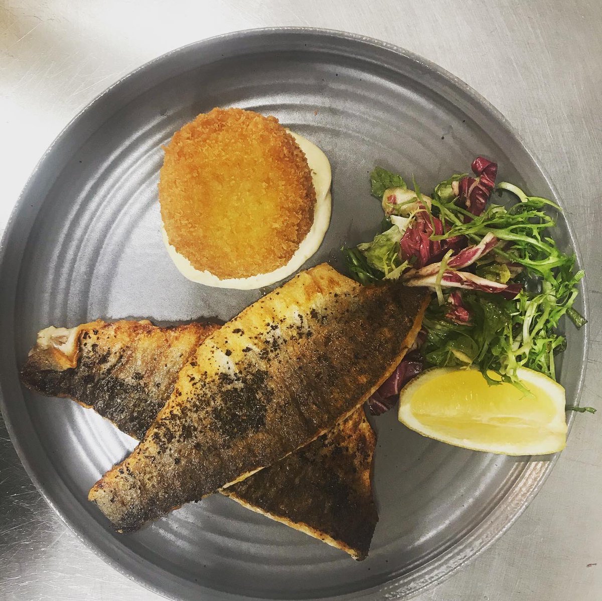 kitchen_port's tweet photo. Pan fried sea bass with smoked haddock fish cake &amp; tarter sauce 😋 https://t.co/357CPeNToa
