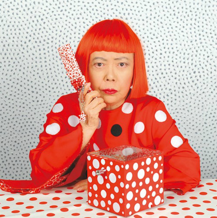 Hilo | Yayoi Kusama: obsesión y cura

Yayoi (Matsumoto, 1929) comenzó a tener alucinaciones desde pequeña, dándose cuenta de que sufría alguna enfermedad mental. Creció con una madre abusiva y violenta, lo cual no ayudaba. Empezar a pintar lo que veía se convertiría en su terapia
