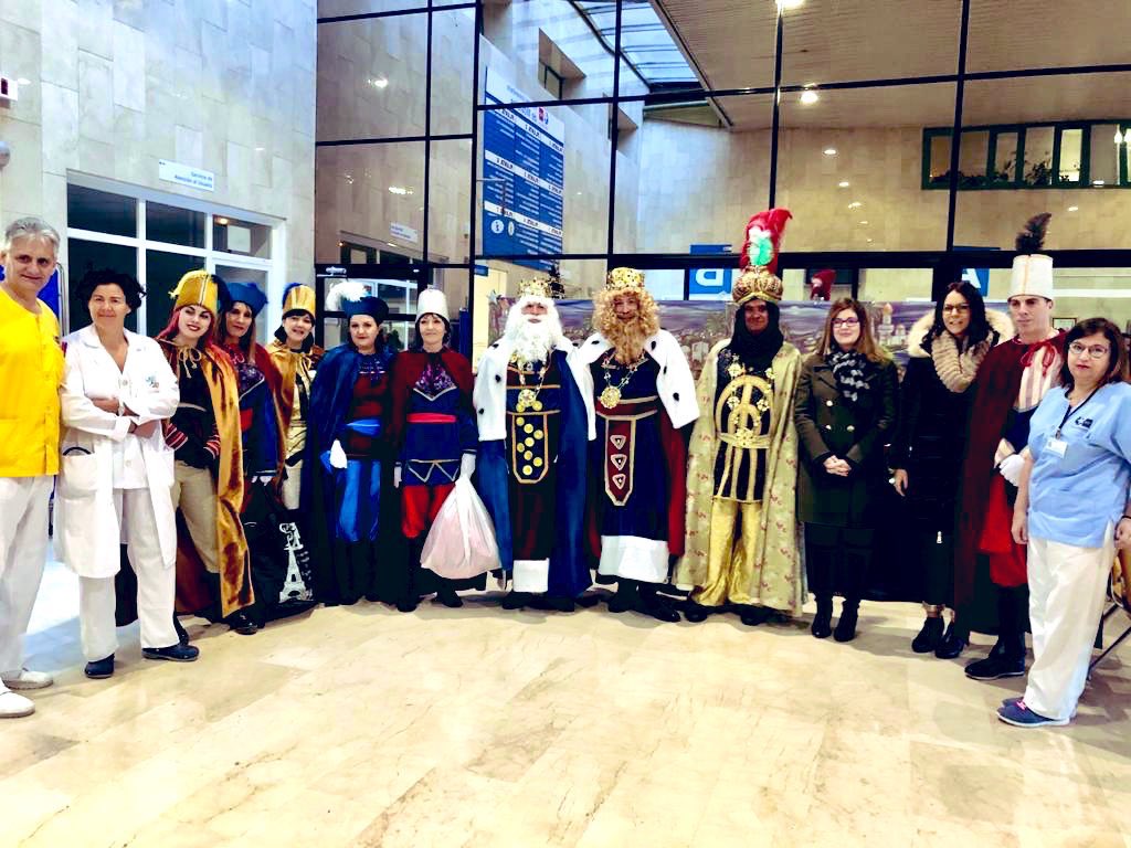 Noelia_posse's tweet photo. Visitando a los pequeños hospitalizados en nuestro @HospdeMostoles Llevando ilusión en una noche especial para ellos. Junto a las Peñas de @loscorbatos y @PLasCumbres https://t.co/OM4CYkR65k