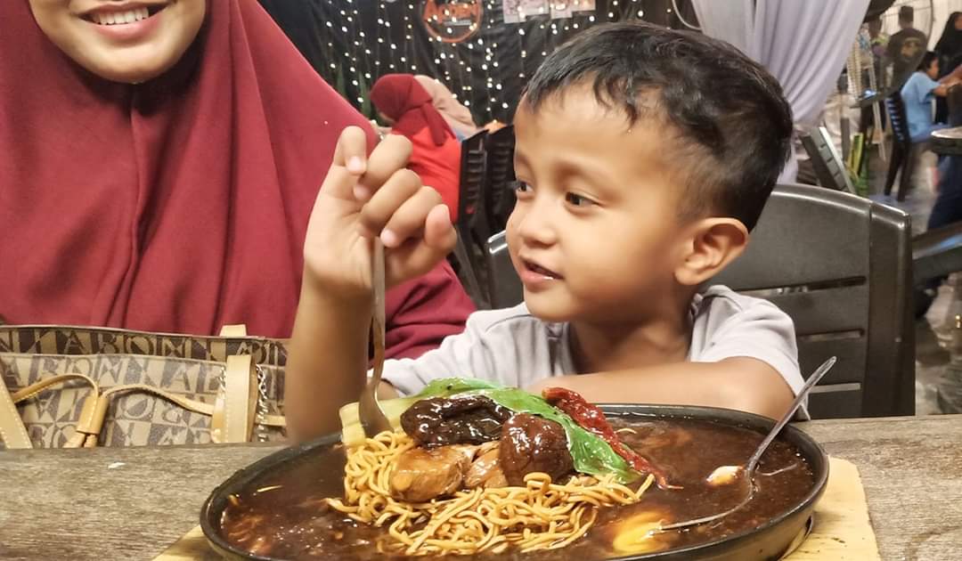 legasiadden's tweet photo. "Kalau taknak bawa Legasi Adden malam ni, esok taknak pergi sekolah"

Maka adik ni pun senyum sampai ke telinga untuk mulakan sesi persekolahan esok.

#LegasiAdden https://t.co/9KanLAxZkN