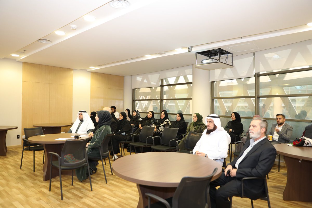 AOU_KSAB's tweet photo. ناقشت لجنة مسابقة أفضل مشاريع لتقنية المعلومات لكلية دراسات الحاسب الآلي بحضور عميد الكلية الدكتور بندر الرامي وذلك للفصل الدراسي الأول 2020/2019م . https://t.co/NzRnI9gb2p