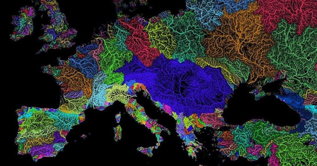 Aussi fascinantes que somptueuses, ces cartes nous rappellent combien notre planète est unique, précieuse et complexe. Sur chacune d’entre elles, on y observe la multitude des cours d’eau qui parcourent le monde avant de se jeter dans la mer.
positivr.fr/cartes-riviere…