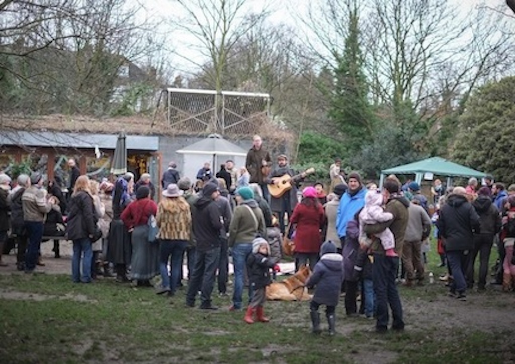 Richstories's tweet photo. Dear Diary - 5 months till @PlumMakeMerry - but while we're waiting.....Lets "make merry" at the "Wassail in the Pleasaunce" @pipgreenwich Song @MorriganSong Dance @squiregmm 
https://t.co/Q2tXwwK7aC https://t.co/2Qj3D0jZg6