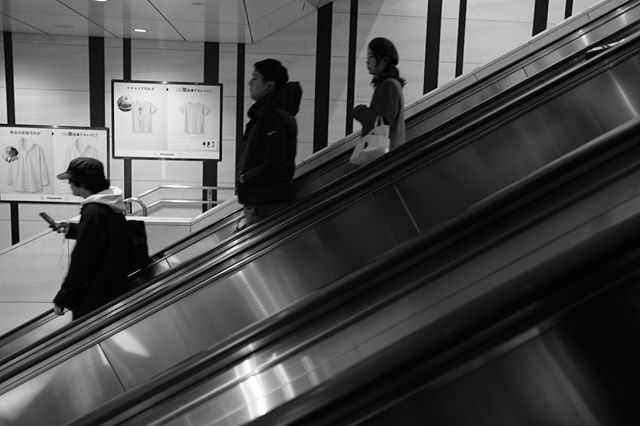 the down escalator⁠
Fujifilm X-Pro2 XF23mm⁠
．⁠
．⁠
．⁠
#urbanstreetphotographygallery #fujiflim_street #everybody_streets #streets_storytellings #SPiCollectives #35mmstreetphotography #capturestreets #capturestreetshot #streetselects #streetleaksph… ift.tt/2MV66AU