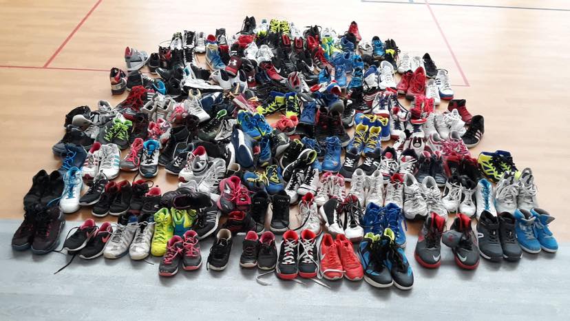 Hello ! Pour un envoi #ShareYourShoes en Zambie, on est à la recherche de nombreuses paires de chaussures de basketball en 40 et 41 !

N'hésitez pas à nous faire signe si vous avez une paire qui traîne et à faire tourner l'info !

Merci ❤