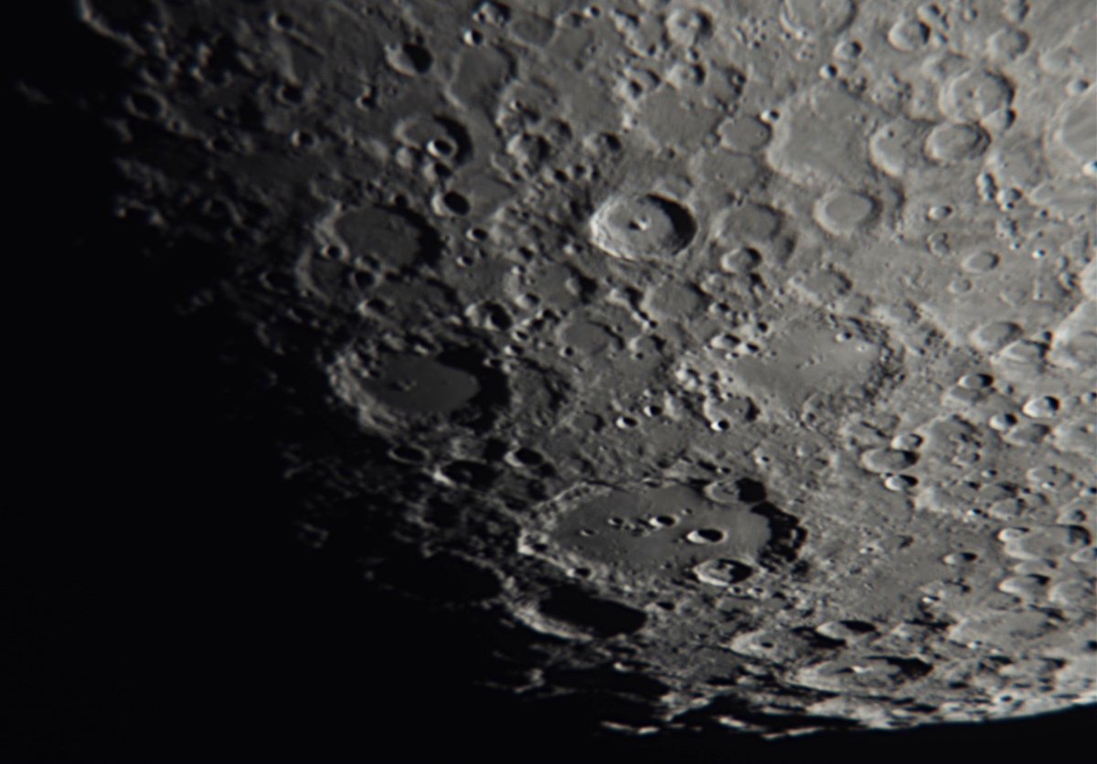 M H O 森 月齢10 2の月と月面の拡大 今日の月は クレーターが凄く綺麗に見えました 時間をかけて丁寧に撮影しました 月の拡大は 上がコペルニクスで 下がティコとクラビウス付近です ティコは 中央丘 中央にへそがある クラビウスは 中に