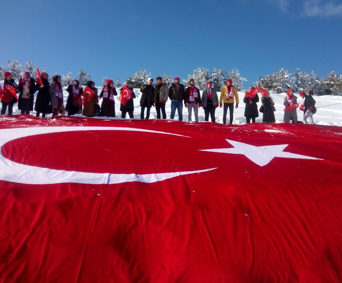 ErzurumKYGM's tweet photo. 105. yıl dönümünde @KYK_Erzurum ‘lu gençlerimizle #Sarıkamış ‘ta Allahüekber Dağları ‘ndan şehadete yükselen Mehmetciklerimizi rahmet ve minnetle anıyoruz.
#GençlikŞühedanınİzinde https://t.co/mcw8OrxnNQ