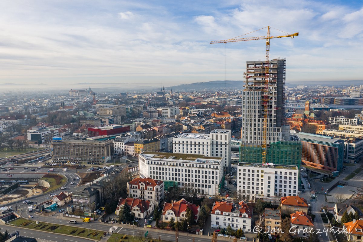 krakow_pl's tweet photo. 😀Tym razem coś dla fanów krakowskiego "szkieletora"🙂Wciąż jeszcze nie jest gotowy, ale prezentuje się coraz lepiej zarówno z dołu, jak i z góry
#UnityCenter #szkieletor
Fot. @BSKrakow @JanGraczynski https://t.co/NeyLnZ2BwG