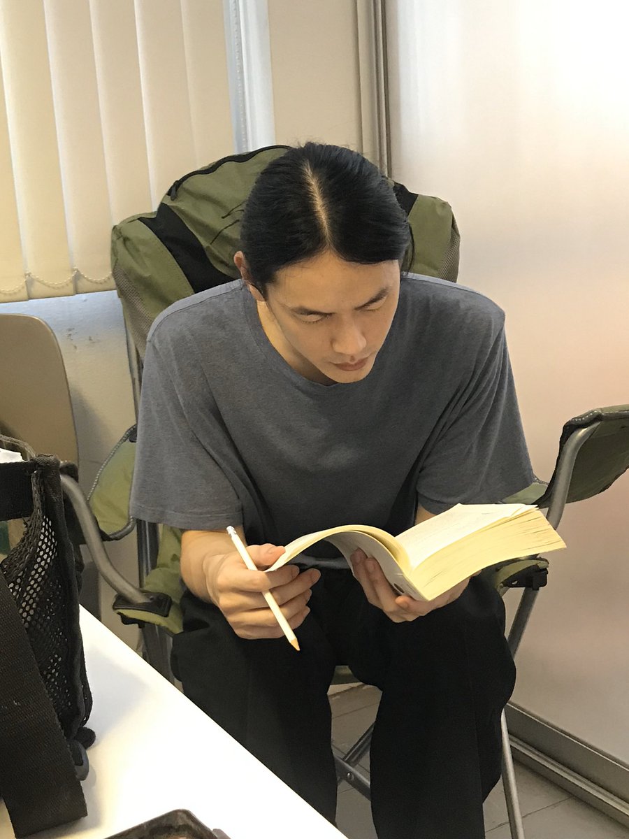 Rpasiri's tweet photo. ช่วงรอการถ่ายทำ เราถามหมีอ่านหนังสืออะไรจ้ะ อ๋อ ผมอ่าน a brief history of homo sapien ครับพี่  เป็นง่ะ เขาไม่ธรรมดาจริงๆนะจ้ะ #ม๊าชื่นชม #ฮาวทูทิ้ง #เจย์พี่จีน https://t.co/M4W1LHgPLN
