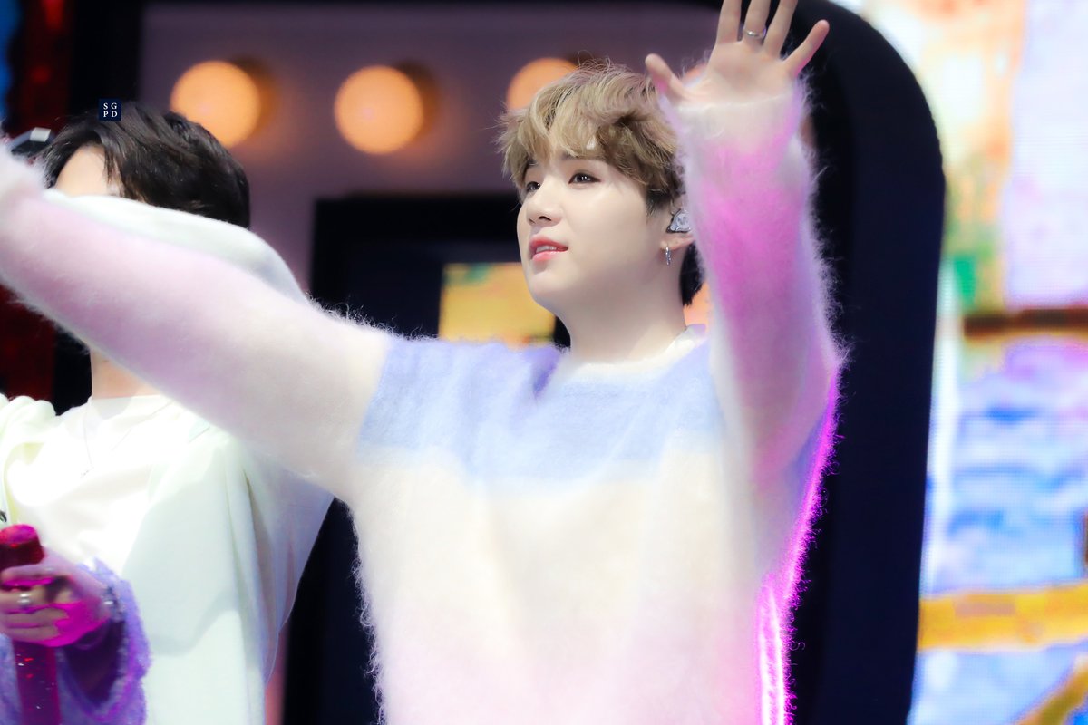 200105 GDA 골든디스크

오늘 착장 진짜 맘에 든다.
창작이 맘에 드는 건지,,
울 오빠가 좋은 건지 
그냥,, 오빠가 좋은 거 같다,, 
#BTS #SUGA #슈가 #민윤기 
<a href="/BTS_twt/">방탄소년단</a>