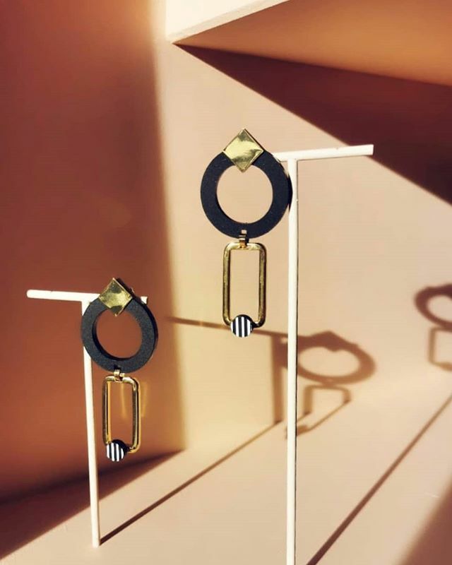 À 12 jours du @maisonetobjet de janvier, on ressort son stand (qui n'était pas bien loin, car trônant dans le salon) et on se prépare à y retourner 💙✨💪
.
Avant on profite du soleil, des ombres et de la paire de Jojo's noires 🥰🎉
.
Bon dimanche l'internet 💋