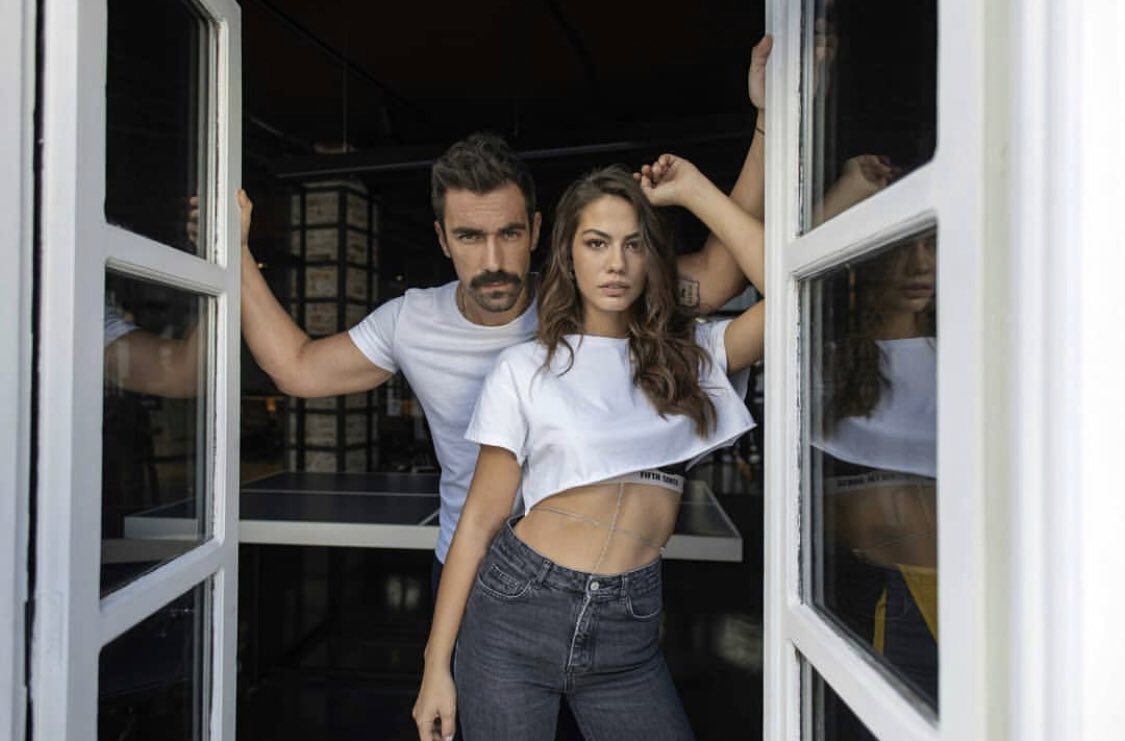 The first DEK promo picture that left me screaming at the top of my lungs. Demo was dropping us the bomb  that yeah it’s all true. Ibo & I will have a new dizi. Alev alev  #DemetÖzdemir  #İbrahimÇelikkol  #DoğduğunEvKaderindir