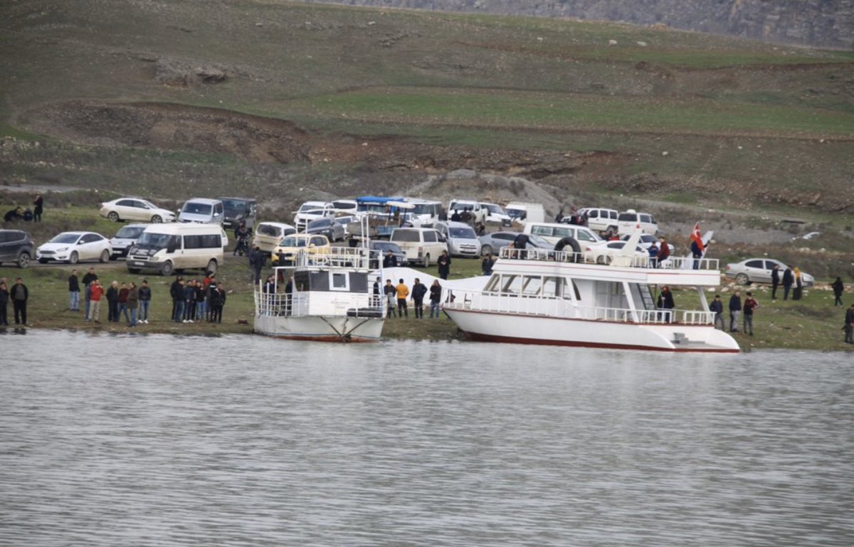 osman_oren's tweet photo. Ilısu Barajı havzasında kalan Botan Çayı'nda suların yükselmesiyle beraber basın mensuplarıyla birlikte ilk tekne turunu gerçekleştirdik. https://t.co/3Sgde7686D