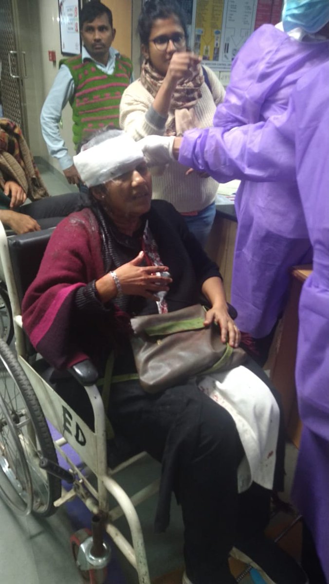 srivatsayb's tweet photo. Why were masked goons allowed to beat students and teachers in JNU?

Why is ABVP and Bajrang still outside the gate creating ruckus?

Amit Shah must resign for unleashing terror on Indian college campuses

Such a shameful day. What will students across India and the world think? https://t.co/OZEnE17p2R