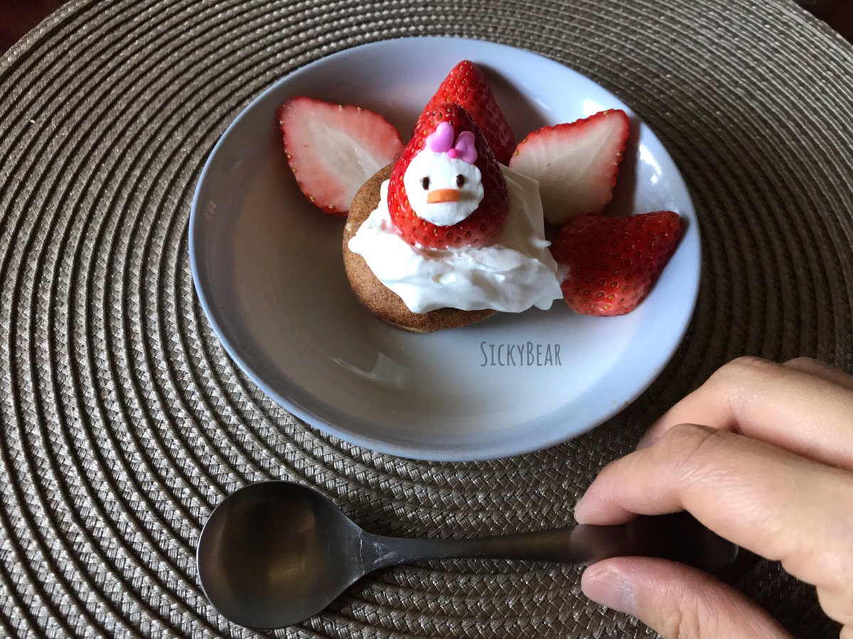 sickybear's tweet photo. สวัสดีคืนวันอาทิตย์ ✨
วันนี้หนาวมาก อุ่นเค้กกล้วยหอมมากินกับวิปและ🍓ที่เหลือเป็นมื้อเช้า
มื้อกลางวันข้าวปั้น/ ผัดผัก /ถั่วแระ / 🥝🥝 
อาทิตย์ใหม่กำลังจะเริ่ม ขอให้มีแต่เรื่องที่ดี คืนนี้นอนหลับเต็มอิ่ม พรุ่งนี้มีพลังดี ๆ ได้ทำเรื่องที่ชอบนะคะ ✨💕
#sickybearff https://t.co/MwKtzdl3jg